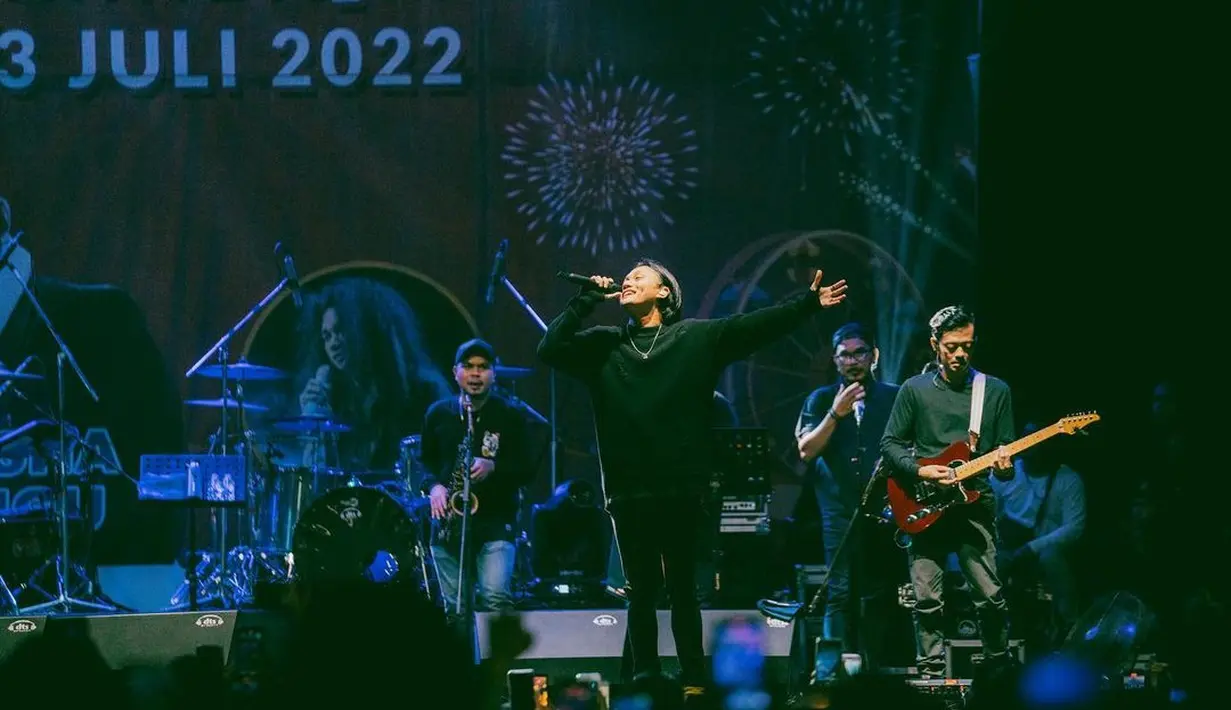 Penampilan Rizky Febian saat menyanyikan sebuah lagu pada konser Acara Grand Opening SPARK, Samarinda, Sabtu (2/7/2022) malam.  Putra sulung komedian Sule ini pun menyanyikan beberapa lagu salah satunya Hingga tua Bersama di acara tersebut. (Instagram/rizkyfbian)