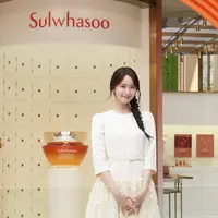 Di usianya yang kini menginjak 35 tahun, Yoona tetap memancarkan aura awet muda dengan pesona yang seakan tak lekang oleh waktu. [@limyoona__official].