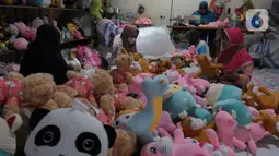 Dalam sehari produksinya mampu membuat 100 sampai 200 boneka dalam sehari yang dijual sekitar harga Rp 25000 hingga Rp 3 juta. (merdeka.com/Imam Buhori)