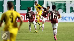 Penyerang Mitra Kukar, Angel Carrascosa M (tengah) berebut bola dengan pemain Persegres GU saat turnamen Piala Presiden 2017 di Stadion Maguwoharjo, Sleman, Sabtu (4/2). Laga ini dimenangkan Mitra Kukar dengan skor 1-0. (Liputan6.com/Helmi Fithriansyah)