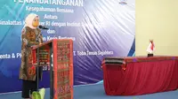 Menteri Ketenagakerjaan, Ida Fauziyah, saat memberikan sambutan pada acara penandatanganan Nota Kesepahaman antara BBPLK Medan dengan Institut Teknologi Del dan Penandatanganan Perjanjian Kerja Bersama Ditjen Binapenta dengan PT. Toba Tenun Sejahtera, di Kabupaten Toba Samosir.