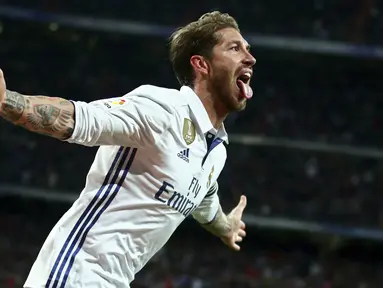 Bek Real Madrid, Sergio Ramos, merayakan gol yang dicetaknya ke gawang Real Betis pada laga Liga Spanyol di Stadion Santiago Bernabeu, Spanyol, Minggu (12/3/2017). Real Madrid menang 2-1 atas Real Betis. (AP/Francisco Seco)