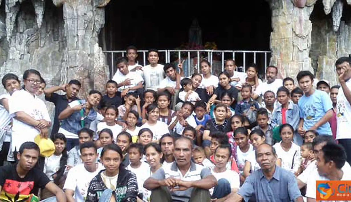 Citizen6, NTT: Para anggota De Colores sedang berziarah ke Gua Maria Ularo Atapupu. (Pengirim: Fransiskus Pongky Seran)