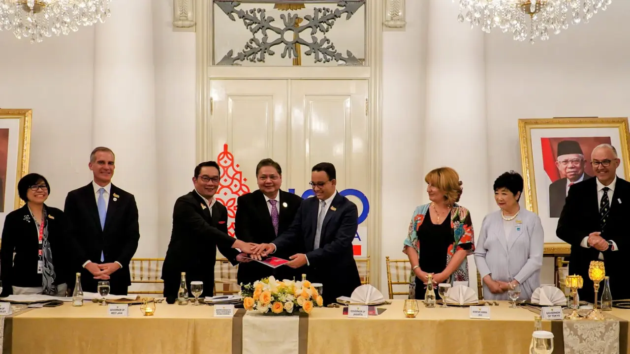 Penyerahan Komunike Urban 20 G20 kepada Menteri Koordinator Perekonomian Airlangga Hartarto.