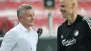 Pelatih Manchester United, Ole Gunnar Solskjaer berbincang dengan pelatih Copenhagen Stale Solbakken usai pertandingan perempat final Liga Europa di RheinEnergieStadion, di Cologne, Jerman (10/8/2020). MU lolos ke babak semifinal Liga Europa usai menang 1-0. (AFP/Pool/Wolfgang Rattay)