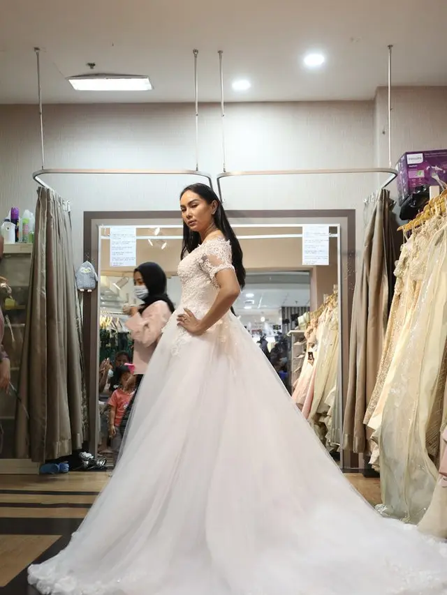 7 Momen Kebersamaan Vicky Prasetyo dan Kalina Ocktaranny Fiting Baju Pengantin
