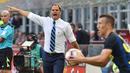 Gaya Frank De Boer memberikan instruksi kepada anak buahnya saat melawan Bologna  pada lanjutan Serie A Italia di Stadion Giuseppe Meazza, Milan, (25/9/2016). (AFP/ Giuseppe Cacace)