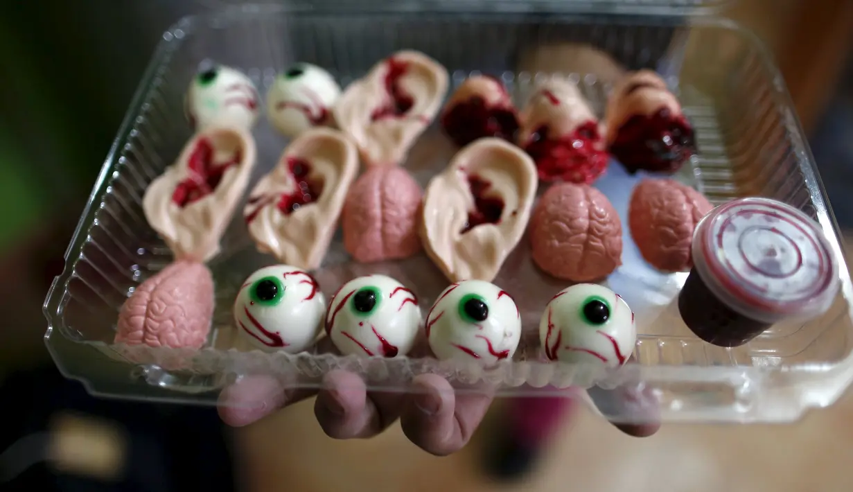 Permen - permen berbentuk organ tubuh manusia ini dikemas dan nantinya dijual di kota Meksiko, Jumat (30/10/2015). Nama tempat pembuat permen ini bernama Zombie Gourmet yang berada dipinggirian kota Meksiko. (REUTERS/Carlos Jasso) 
