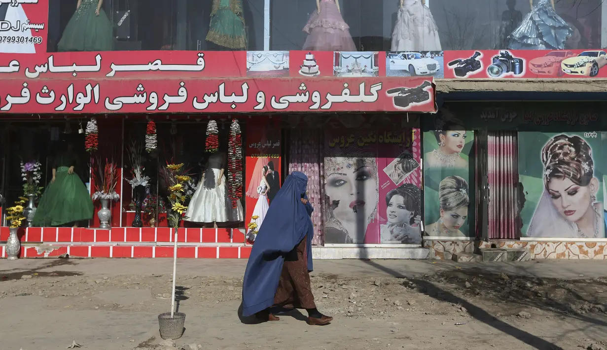 <p>PBB pada hari Selasa juga mengatakan mereka telah bekerja sama dengan pihak berwenang di Afghanistan untuk mencabut larangan salon kecantikan. (AP Photo/Rahmat Gul, File)</p>
