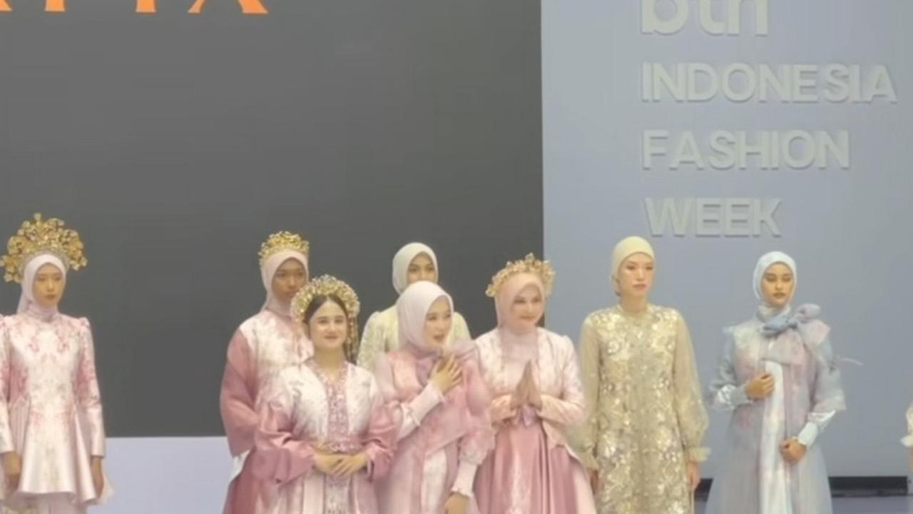 Potret Cantik Tissa Biani di Runaway Indonesia Fashion Week, Buktikan Cewek 153cm Bisa Jadi Model Catwalk