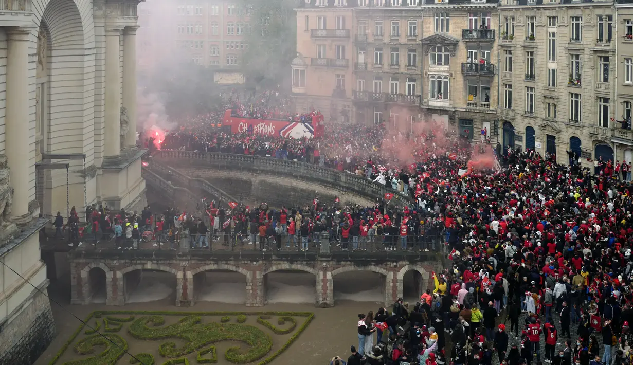 Para pemain Lille melambai kepada para penggemar dari atas bus atap terbuka saat merayakan juara Juara Ligue 1 Prancis di Lille, Prancis utara (24/5/2021). Ini merupakan gelar Ligue 1 keempat sepanjang sejarah Lille. (AP Photo/Michel Spingler)