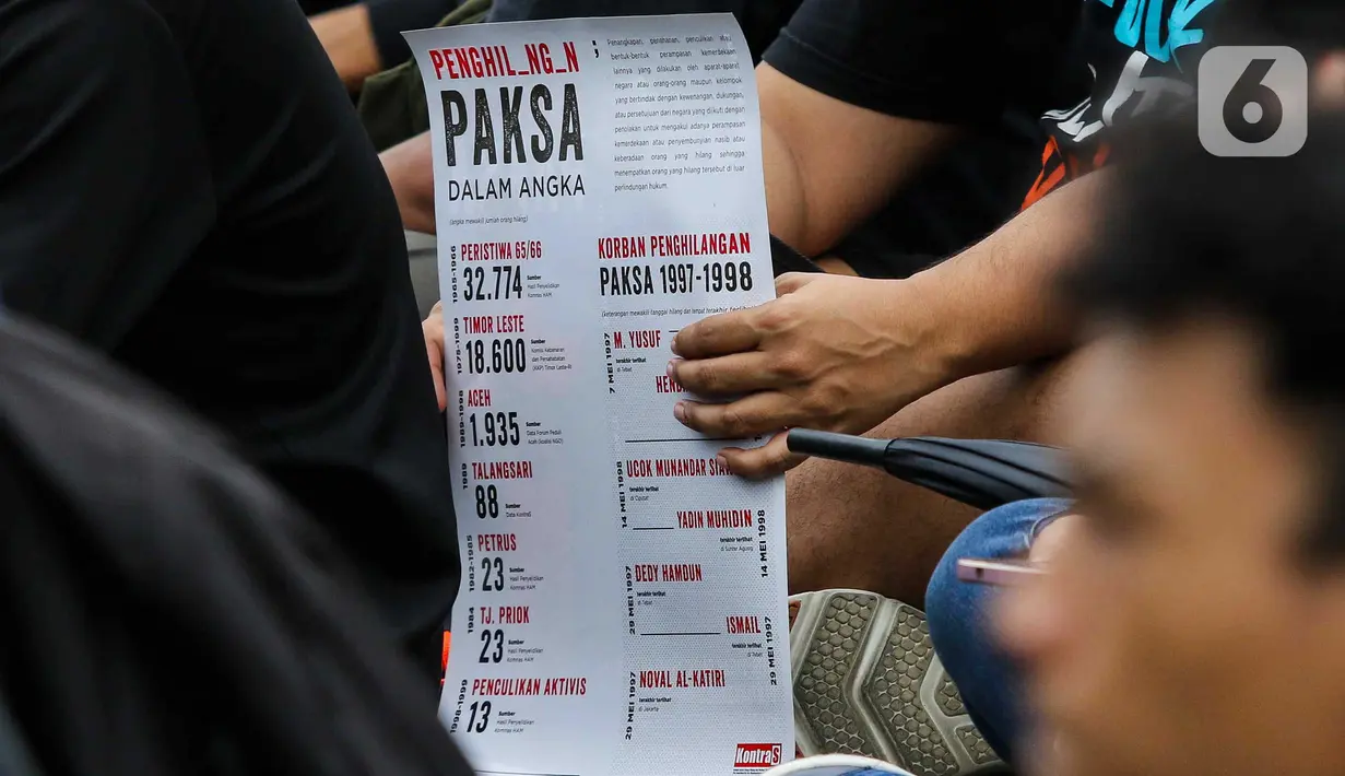 Setiap Kamis, sejumlah elemen masyarakat sipil, aktivis, korban dan keluarga pelanggaran HAM berkumpul di depan Istana Negara. (Liputan6.com/Herman Zakharia)