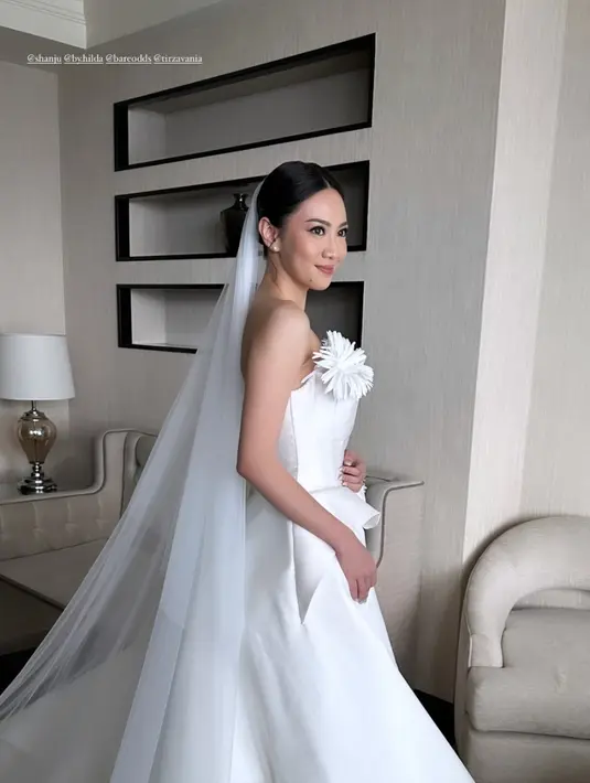 Sedangkan makeup, Shanju dirias oleh makeup artist Tirza Faria, gaya rambut belah tengah menjadi nuansa khas di pemberkatan Shanju dan Jojo. (Liputan6.com/IG/@elsiecrysila)