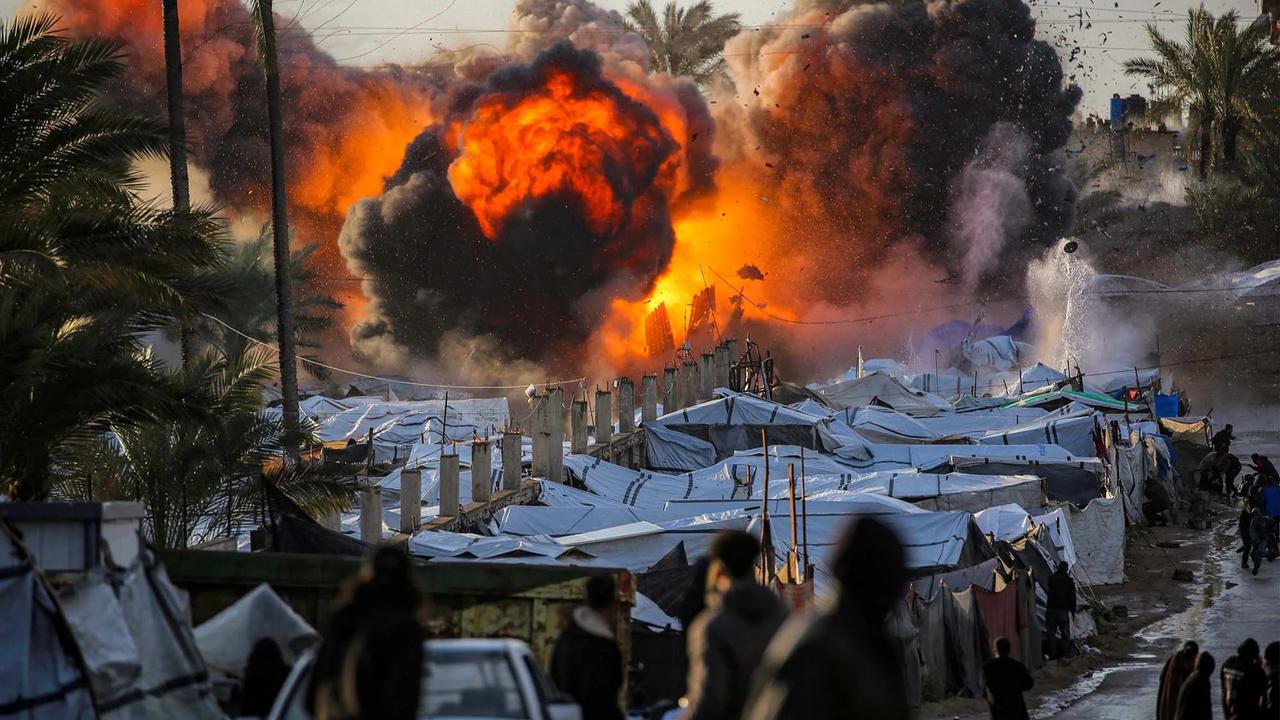 FOTO: Detik Detik Serangan Udara Hantam Kamp Pengungsi di Gaza Tengah