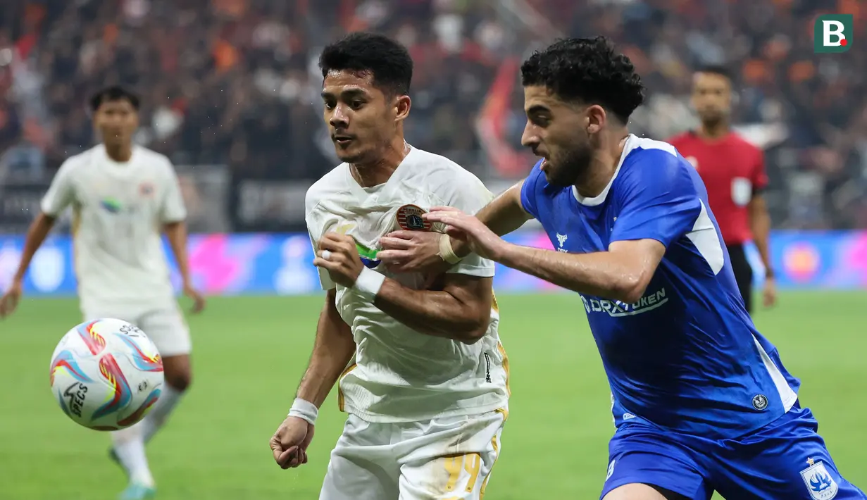 <p>Pemain Persija Jakarta, Aji Kusuma (kiri) berebut bola dengan pemain PSIS Semarang, Reza Heidari pada laga turnamen mini RCTI Premium Sports di Jakarta International Stadium (JIS), Jakarta, Kamis (30/5/2024). (Bola.com/Abdul Aziz)</p>