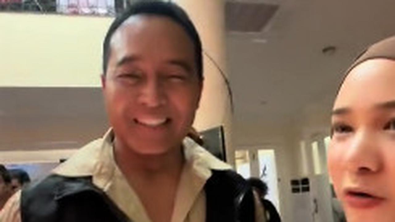 Mendengar ada yang memanggil, Andika langsung mendekatinya. Wanita ini pun langsung bertanya kepada eks Panglima TNI tersebut.<br>