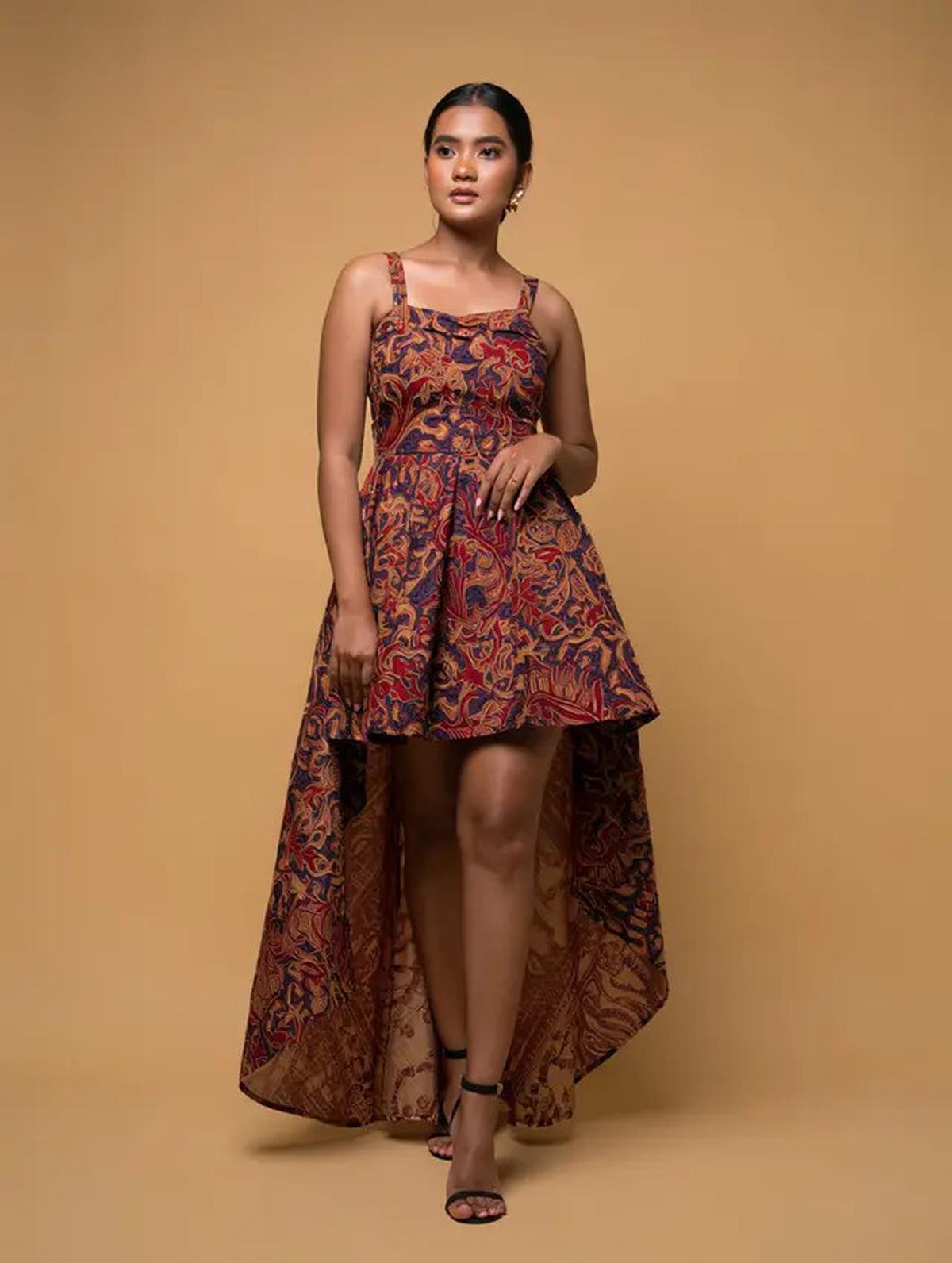 8 Tips Memilih Dress Batik untuk Orang Gemuk dan Pendek agar Terlihat Tinggi
