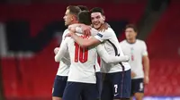 Para pemain Inggris merayakan gol yang dicetak oleh Mason Mount ke gawang Belgia pada laga UEFA Nations League di Stadion Wembley, Minggu (11/10/2020). Inggris menang dengan skor 2-1. (Neil Hall/Pool via AP)