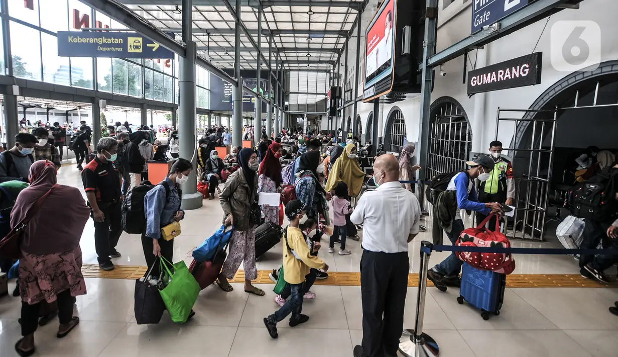 Antrean panjang calon penumpang saat akan mengikuti tes Genose sebagai syarat utama perjalanan di masa pandemi COVID-19 di Stasiun Pasar Senen, Jakarta, Senin (3/5/2021). PT KAI Daop I mencatat per 3 Mei 2021, ketersediaan tempat duduk sekitar 10.500. (merdeka.com/Iqbal S. Nugroho)