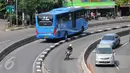 Bus Transjakarta melintas di kawasan Warung Jati, Jakarta, Minggu (12/6) Pemprov DKI Jakarta akan melakukan sterilisasi jalur Transjakarta mulai Senin nanti (13/6) dan hanya membolehkan 3 jenis kendaraan. (Liputan6.com/Helmi Afandi) 