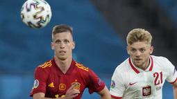 Giliran Spanyol menciptakan peluang pada menit ke-9 melalui tendangan gelandang Daniel Olmo (kiri). Sayang, tendangannya masih terlalu lemah hingga mampu diredam kiper Polandia, Wojciech Szczesny. (Foto: AP/Pool/Thanassis Stavrakis)