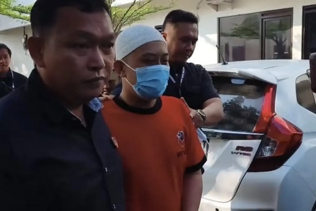 Tampang Taufik Hidayat Saat Rekonstruksi Penyekapan Kekasihnya