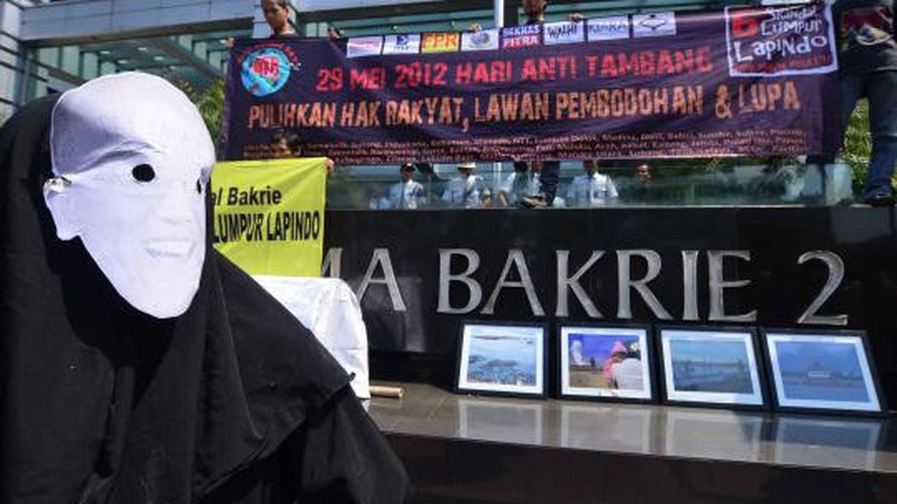Demonstran lumuri lumpur di logo Bakrie