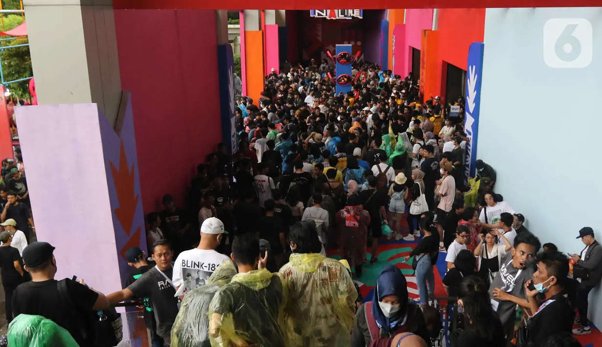 Sejumlah pengunjung saat memasuki area festival musik Soundrenaline 2022 di Allianz Ecopark, Ancol, Jakarta Utara, Sabtu (26/11/2022). Festival musik Soundrenaline 2022 menampilkan musisi seperti Hollow Coves, Weezer, Neck Deep, Clean Bandit, Isyana Sarasvati, Pure Saturday yang berlangsung pada 26 dan 27 September 2022. (Liputan6.com/Herman Zakharia)