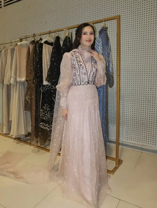 Beby Tsabina kenakan dress panjang bernuansa pastel dengan lengan panjang berkerut [@bebytsabina]