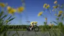 Pembalap tim UAE Emirates sekaligus penyandang kaus kuning,Tadej Pogacar sedang melaju pada etape ke-21 balap sepeda Tour de France 2021 kategori individual time trial yang menempuh 30,8 kilometer, dari Libourne menuju Saint-Emilion, Prancis, pada Sabtu 17 Juli 2021. (AP/Christophe Ena)