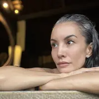 Punya kecantikan natural, Nadya Hutagalung tampil statement dengan rambut beruban. Tampilan ini oancarkan kecantikan alaminya. [Foto: Instagram/ Nadya Hutagalung]