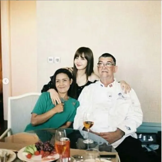 Lisa Blackpink bersama ayahnya dan keluarganya