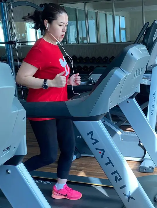 “Btw Slide Terakhir: Timbangan gw turun. First time after 2 years di bawah 52 I guess.. Padahal olahraga nggak rutin, makin banyak, banyak mantengin hp dan laptop ajahh. Quite stress and worry karena banjir dan corona,” ujar Tina Toon. (Instagram/tinatoon101)