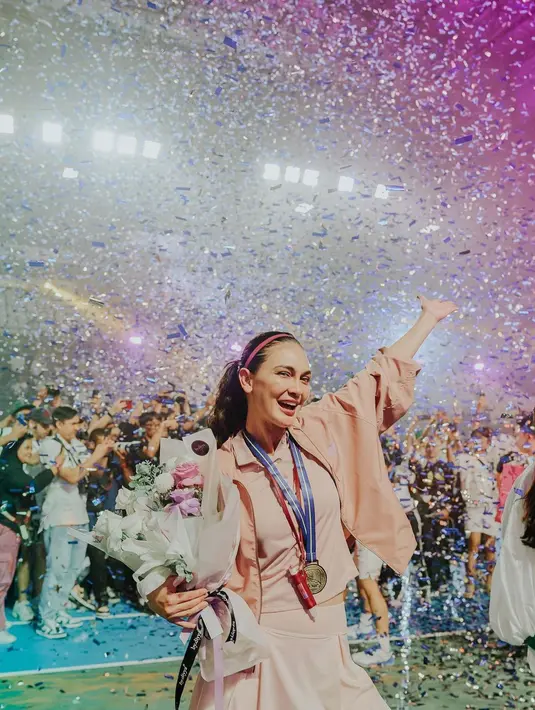 Luna Maya dan Nia Ramadhani menghadirkan sporty look, layaknya pemain profesional. Foto: Instagram.