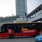  Bus TransJakarta saat melintas di kawasan Bundaran HI, Jakarta, Senin (9/3/2015). PT Transjakarta menghentikan operasional 30 bus merek Zhongtong pasca insiden terbakarnya bus buatan Tiongkok itu pada Minggu (8/3) kemarin. (Liputan6.com/Faizal Fanani)