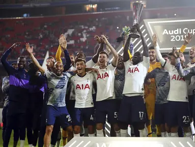Gelandang Tottenham Hotspur, Moussa Sissoko bersama rekan-rekannya merayakan kemenangan meraih piala Audi Cup 2019 dalam pertandingan final di Alianz Arena, Jerman (1/7/2019). Tottenham menang atas Bayern Muenchen lewat adu penalti 6-5 (2-2). (AP Photo/Matthias Schrader)