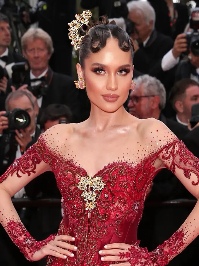 Tampilan Sempurna Cinta Laura di Red Carpet Film Festival Cannes 2025
