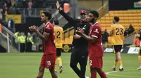 Selebrasi kemenangan pelatih Liverpool, Jurgen Klopp bersama para pemainnya, Cody Gakpo (kiri) dan Joe Gomez setelah berakhirnya laga pekan kelima Premier League 2023/2024 menghadapi Wolverhampton Wanderers di Molineux Stadium, Wolverhampton, Sabtu (16/9/2023) malam WIB. (AP Photo/Rui Vieira)