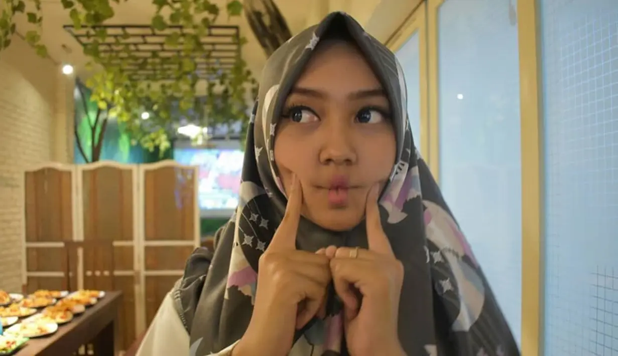 Saat sedang tidak menyanyi, penampilan Jihan terlihat sangat sederhana dalam balutan hijab. (Liputan6.com/IG/@jihanaudy123_real)