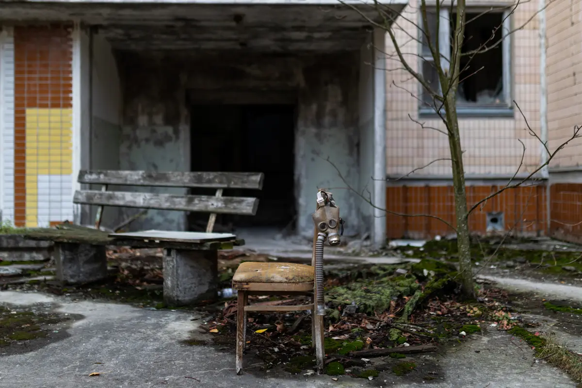 Bangunan terbengkalai di Kota Pripyat di dekat pembangkit listrik tenaga nuklir (PLTN) Chernobyl di Ukraina