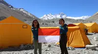 Mathilda dan Fransiska mengibarkan Bendera merah putih di Everest Basecamp. (Dok. Tim Wissemu)