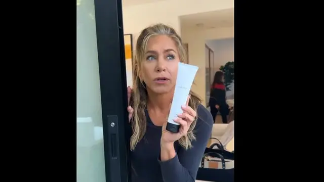 Jennifer Aniston Perdana Tunjukkan Rambut Uban, Dipuji Warganet Lebih Menarik