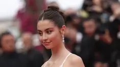Carys Zeta Douglas berpose untuk fotografer setibanya di upacara pembukaan Festival Film Cannes 2023, Cannes, Prancis selatan, Selasa, 16 Mei 2023. (Foto oleh Vianney Le Caer/Invision /AP)