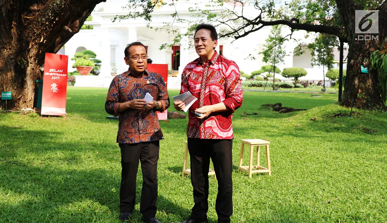 Menteri Sekretaris Negara (Mensesneg) Pratikno bersama Kepala Badan Ekonomi Kreatif (Bekraf) Triawan Munaf saat memberikan keterangan kepada wartawan di taman Istana, Jakarta, Jumat (28/7).  (Liputan6.com/Angga Yuniar)