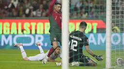 Pemain Portugal, Cristiano Ronaldo, berusaha mencetak gol ke gawang Islandia pada Kualifikasi Euro 2024 di Stadion Alvalade, Senin (20/11/2023). Portugal menang dua gol tanpa balas. (AP Photo/Armando Franca)