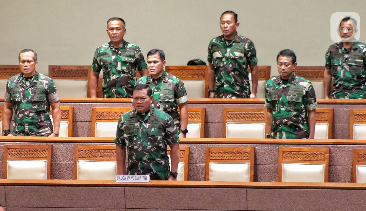 Calon Panglima TNI Laksamana TNI Yudo Margono (tengah depan) menyanyikan lagu Indonesia Raya saat mengikuti Rapat Paripurna Ke-12 Masa Persidangan II Tahun Sidang 2022-2023 di Kompleks Parlemen, Senayan, Jakarta, Selasa (13/12/2022). DPR menyepakati penetapan Laksamana TNI Yudo Margono sebagai Panglima TNI untuk menggantikan Jenderal TNI Andika Perkasa yang akan memasuki masa pensiun. (Liputan6.com/Angga Yuniar)
