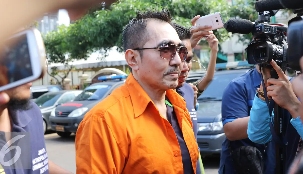Gatot Brajamusti setibanya di Polda Metro Jaya untuk menjalani pemeriksaan, Jakarta, Selasa (25/10). Sebelumnya, polisi menggeledah rumah Gatot di kawasan Pondok Pinang dan menyita barang bukti senjata api dan amunisi. (Liputan6.com/Herman Zakharia)