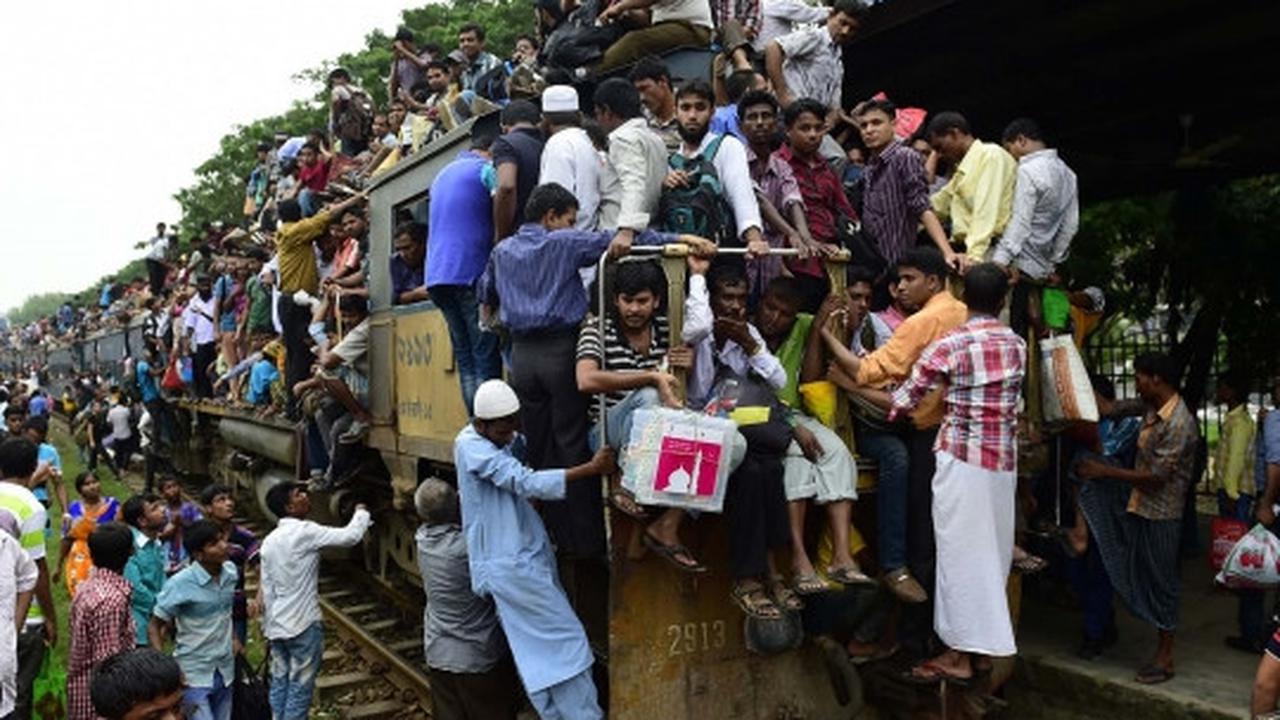 Parahnya mudik di Bangladesh, ibu-ibu nekat naik atap kereta