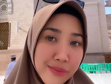Kiky Saputri, memilih mengenakan hijab berwarna cokelat saat berada di Masjid Nabawi. (Foto: Instagram/@kikysaputrii)