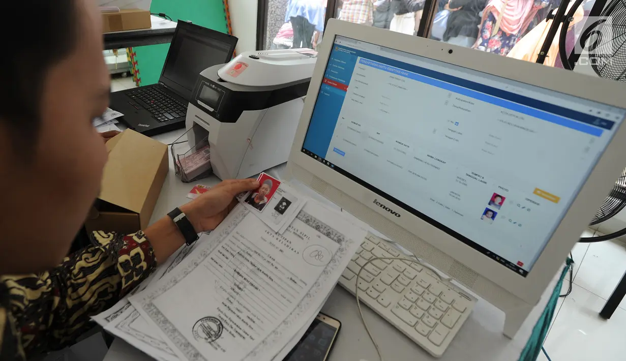 Petugas Disdukcapik Kota Depok melakukan pendataan saat menggelar pembuatan Kartu Identitas Anak (KIA) di Kantor Kecamatan Cinere, Depok, Jawa barat, Rabu (2/10/2019). Ratusan emak-emak menyerbu pelayanan gratis ini sebagai syarat administrasi anak masuk tahun ajaran baru. (merdeka.com/Arie Basuki)